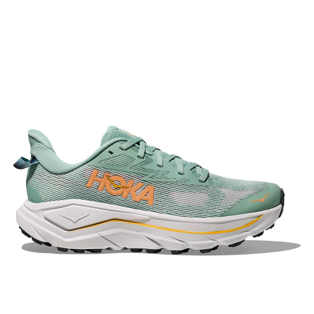 נעלי ריצת שטח Hoka Challenger 8 Wide (D) לנשים בצבע Jade/Cosmic Grey — מבט צדדי עם גפה ירוקה, לוגו כתום וסוליה חיצונית שחורה.