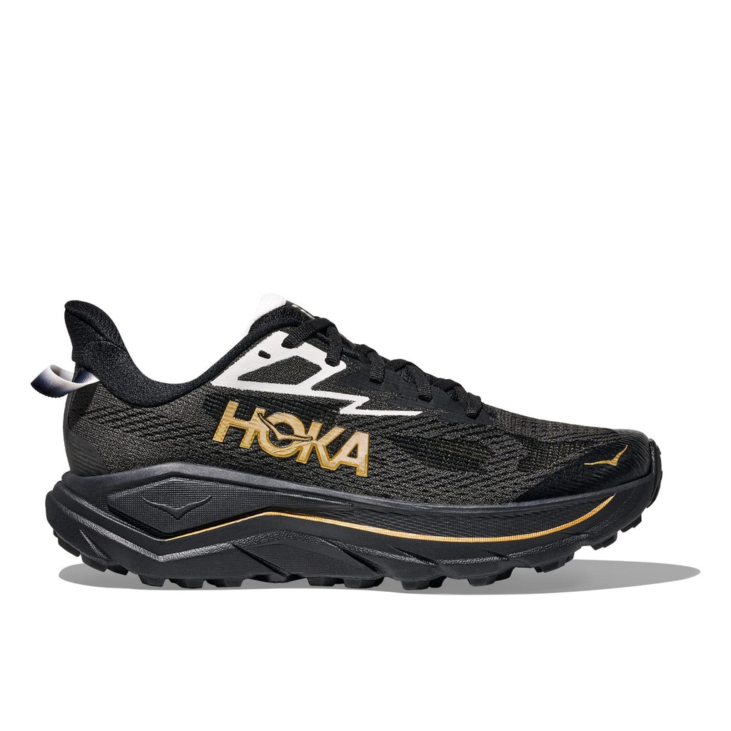 נעלי ריצת שטח Hoka Challenger 8 לנשים בשחור וזהב – מבט צד חיצוני על הסוליה העבה