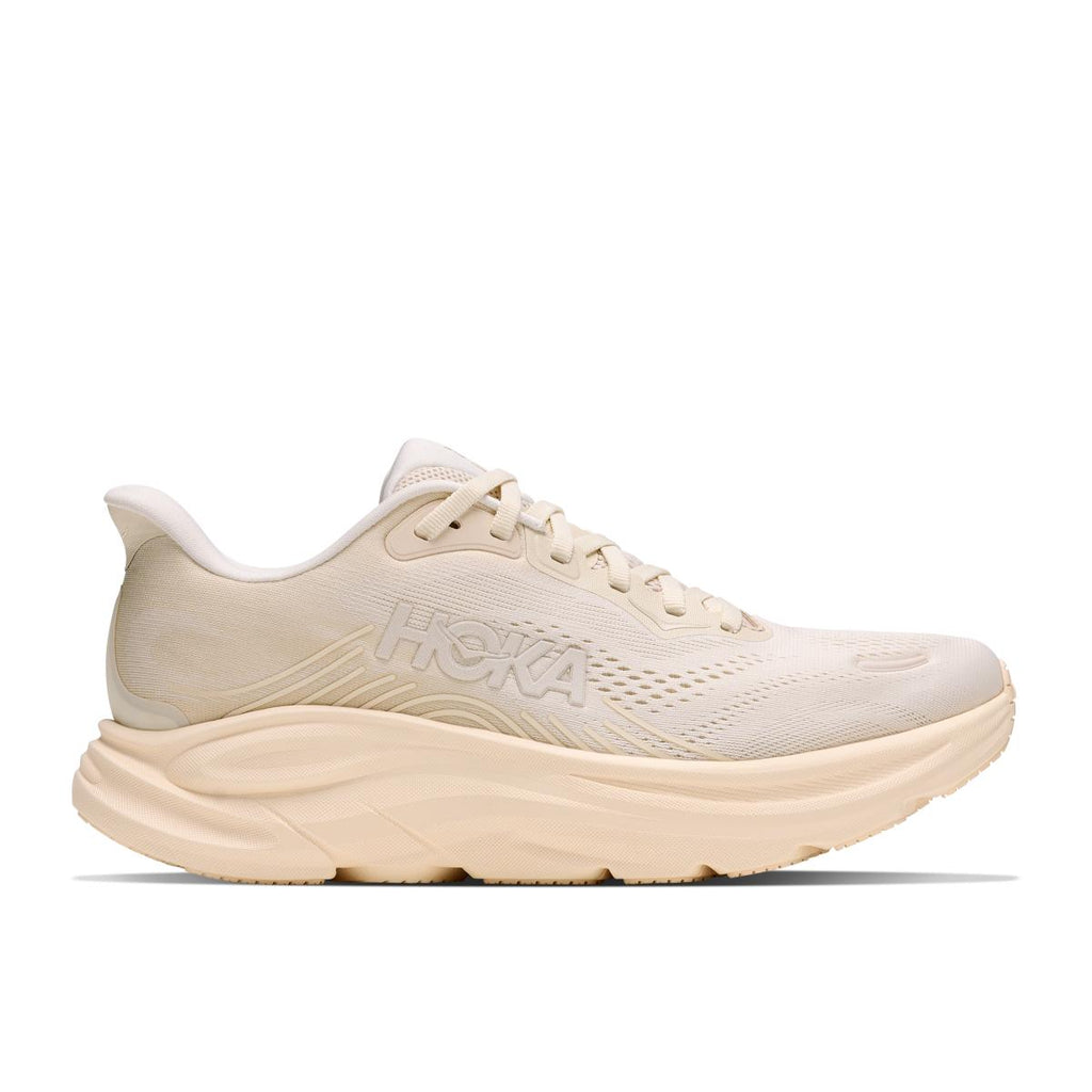 נעל הריצה Hoka Clifton 11 לנשים בצבע Alabaster/Oat Milk במבט צדדי, עם חלק עליון מרשת נושמת בגון שמנת וסוליה עבה ומרופדת.