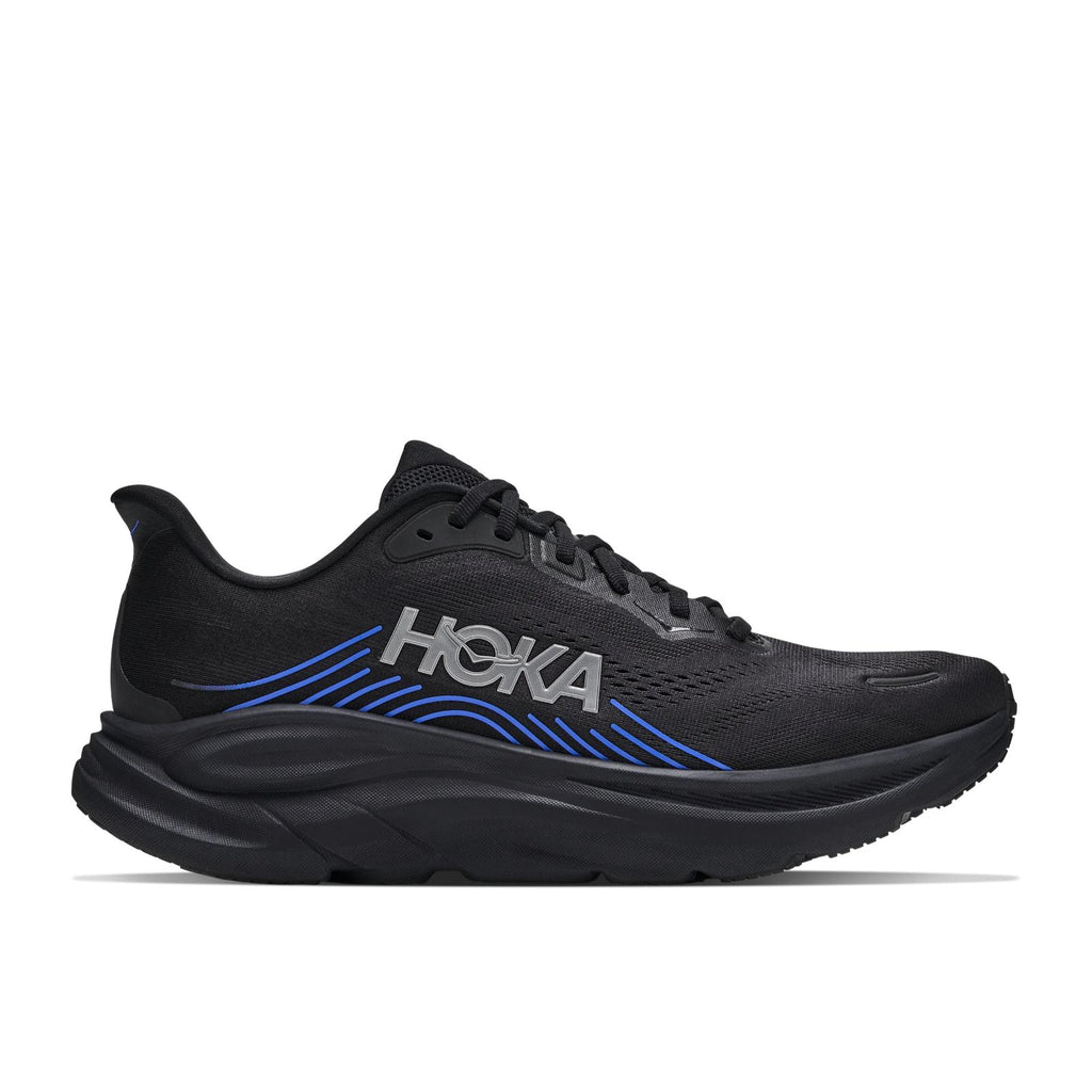 נעל ריצה Hoka Clifton 11 לגברים בצבע Black/Virtual Blue, מבט ראשי על החלק העליון השחור עם מבטאי כחול, על רקע לבן.