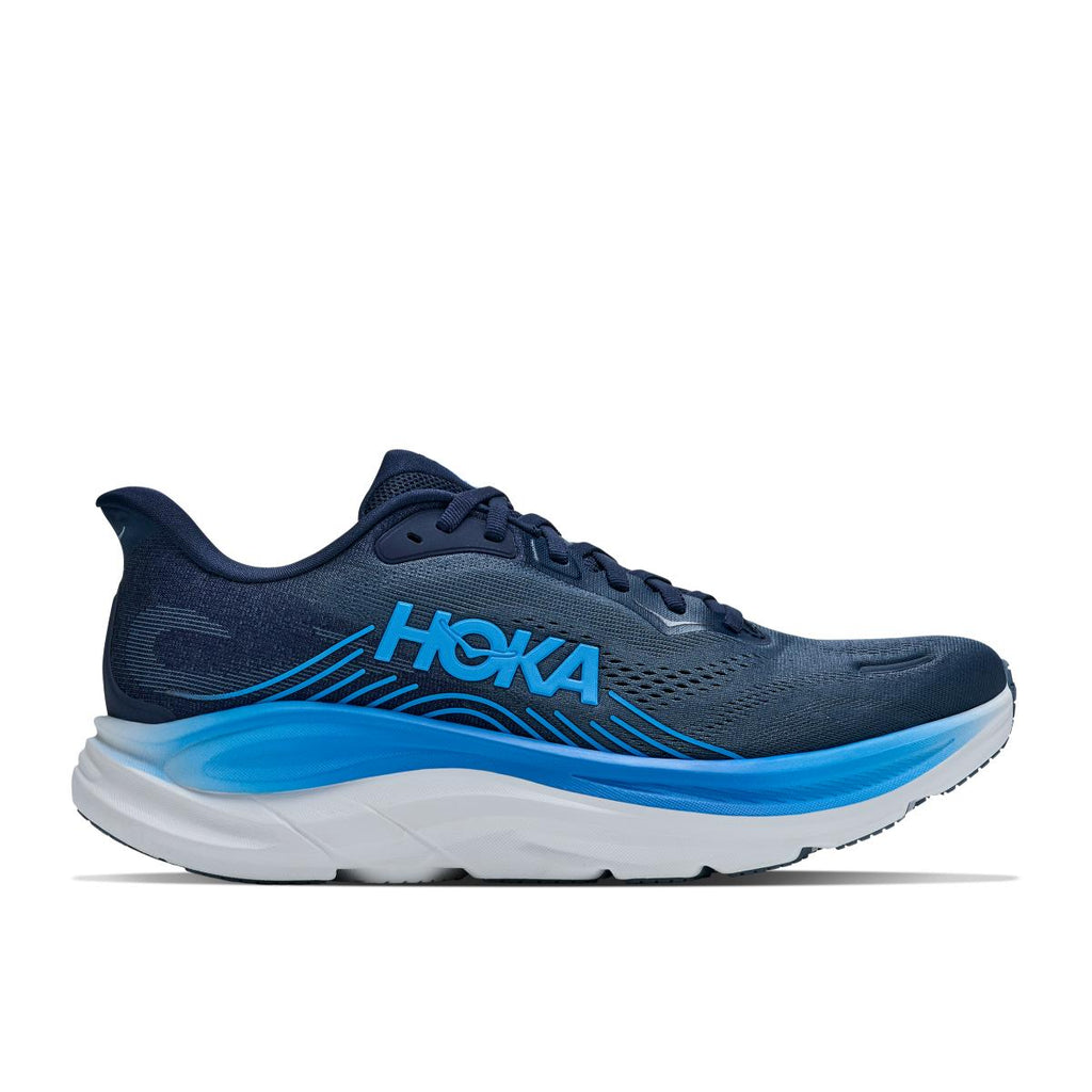 נעל ריצה Hoka Clifton 11 לגברים בצבע Varsity Navy/Faded, מבט ראשי בפרופיל צדדי על החלק העליון בכחול נייבי והסוליה הלבנה, על רקע לבן.