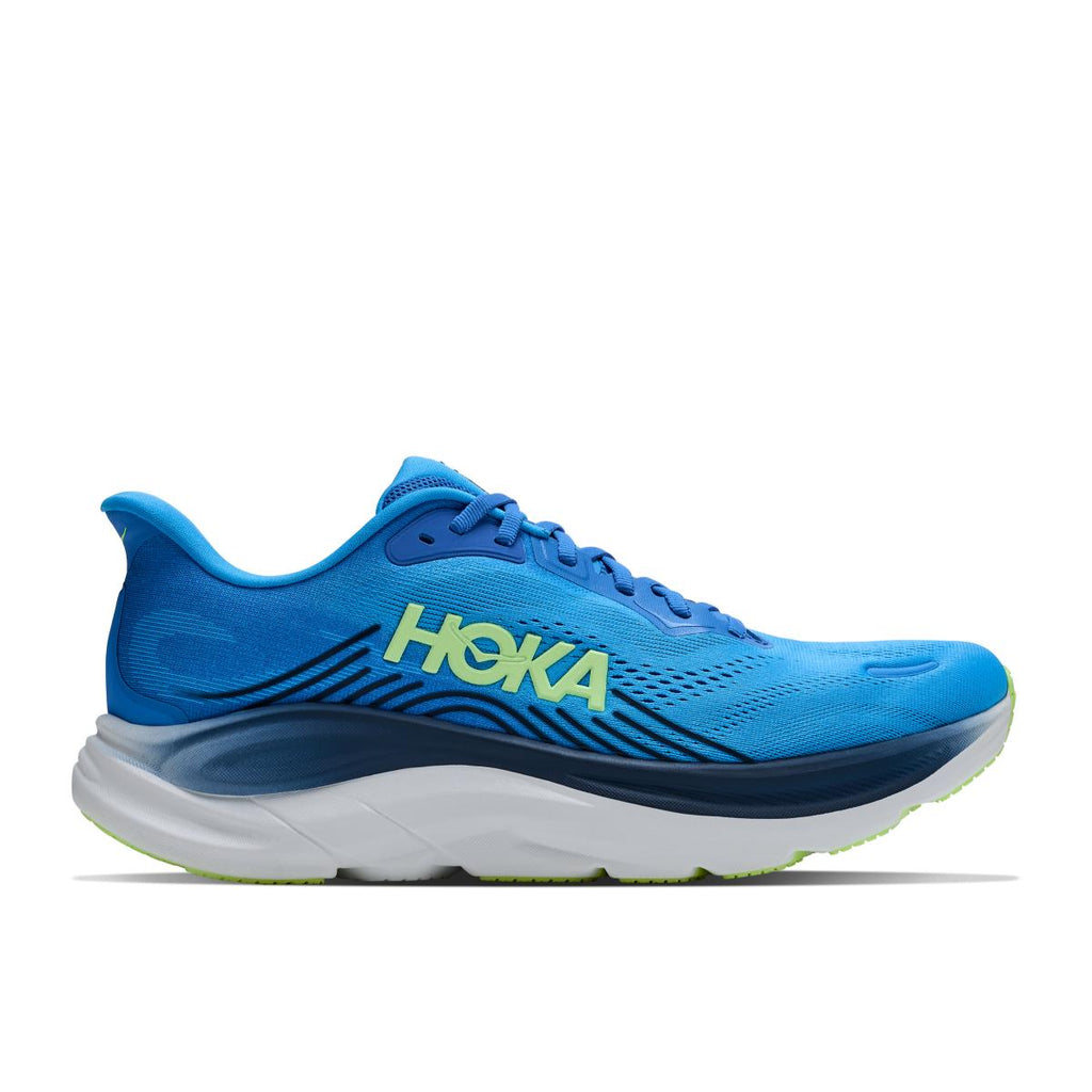 נעל ריצה Hoka Clifton 11 לגברים בצבע Virtual Blue/Soft, מבט ראשי על החלק העליון הכחול והסוליה הלבנה עם נגיעות צהוב-ניאון, על רקע לבן.