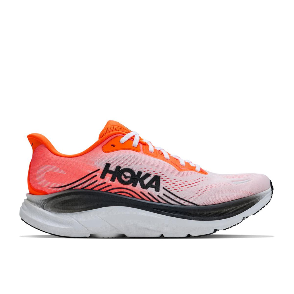 נעלי ריצה Hoka Clifton 11 Wide (2E) לגברים בצבע Neon Tangerine/Frost – מבט צד על הגפה הכתומה ועל המדרס הלבן העבה.