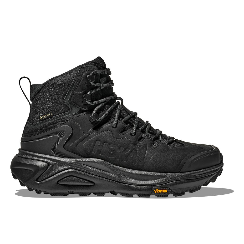 מגף טיולים Hoka Kaha 3 GTX לנשים בצבע שחור — מבט צד שמדגיש את הקרסול הגבוה, גפת הנובוק ואת לוגו Vibram בסוליה.