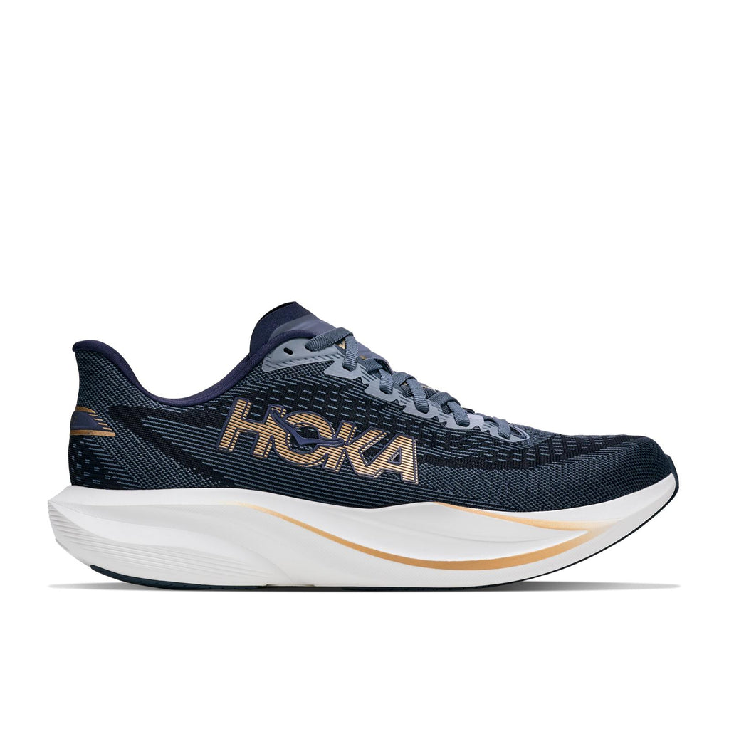 נעלי ריצה Hoka Mach 7 לגברים בכחול נייבי וזהב – מבט צד חיצוני על הסילואט והלוגו הזהוב