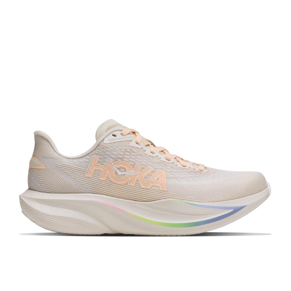 מבט צדדי על נעל הריצה Hoka Mach 7 Wide (D) לנשים בצבע Oat Milk, עם סוליה עבה ומפוסלת וגפה בגווני פסטל עדינים.