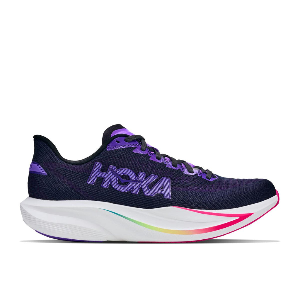 נעלי ריצה Hoka Mach 7 Wide לנשים בצבע Carbon Black/Cosmic – מבט צד על הגפה הסגולה-פחם ועל המדרס האמצעי הלבן העבה.