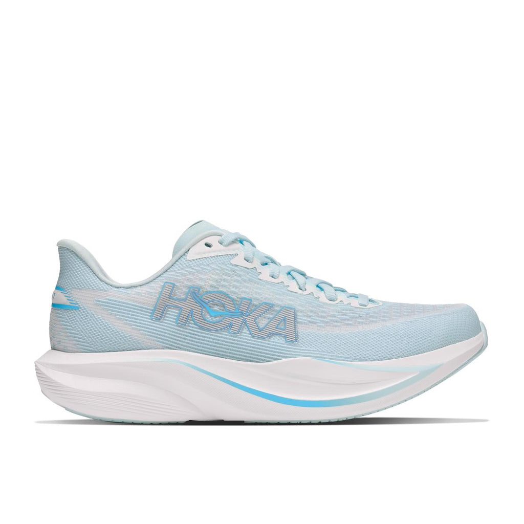 נעלי ריצה Hoka Mach 7 לנשים בצבע Glimmering Blue/Frost – מבט צד על הגפה התכלת ועל המדרס הלבן.
