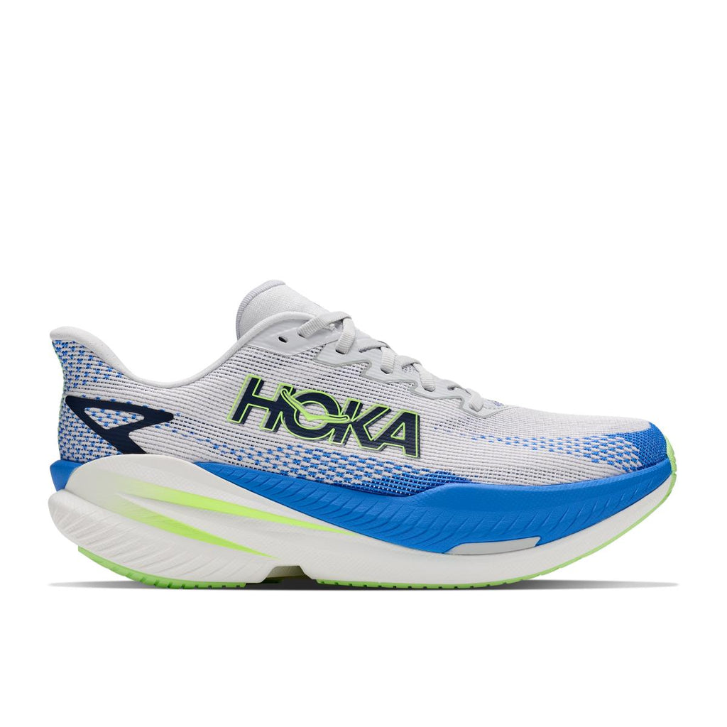 נעלי ריצה תחרותיות הוקה מאך איקס 3 לגברים Hoka Mach X 3 בצבע Cosmic Grey / Virtual Blue — מבט צד עם גפת Warp Knit אפורה ולוגו HOKA, על רקע לבן