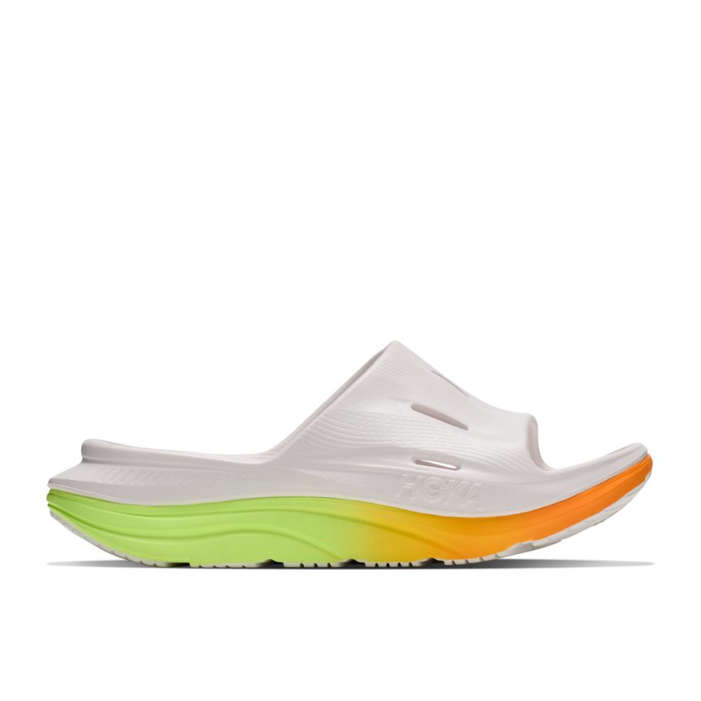 כפכפי התאוששות Hoka Ora Recovery Slide 3 בצבע White/Neon Yuzu – מבט צדדי עם גף לבן, סוליה עבה במעבר צבעים מכתום לירוק ופתחי אוורור.