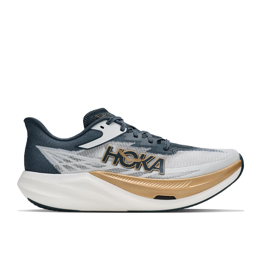 נעלי ריצה תחרותיות Hoka Rocket X 3 בצבע Frost/Faded Navy – מבט צד חיצוני עם לוגו הוקה זהוב