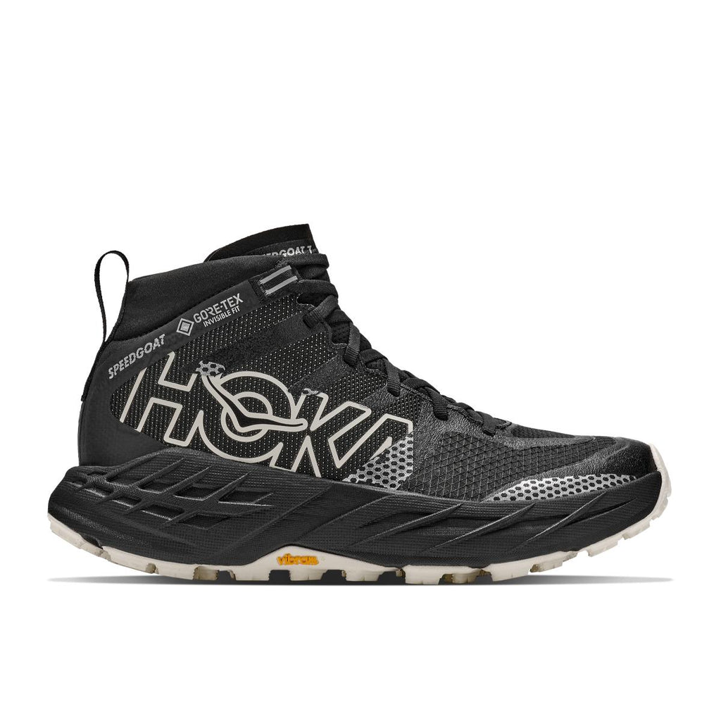 נעלי שטח Hoka Speedgoat 7 Hike GTX לנשים בצבע Black/Alabaster – מבט צד של הנעל השחורה עם מידסול בגוון אלבסטר