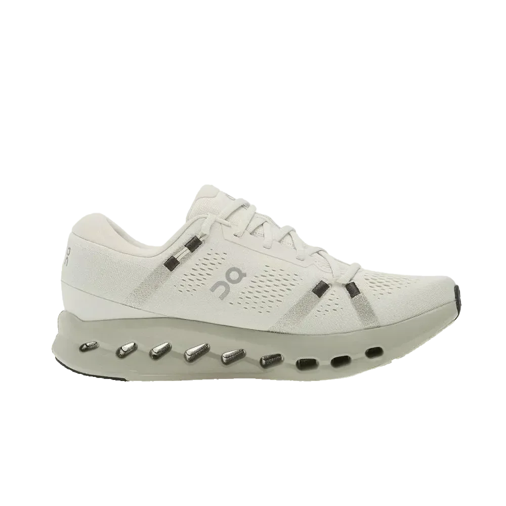 דגם On Cloudsurfer 2 Ivory/Iceberg (3MF10124749) מבית On Cloud הוא נעלי ריצה לגברים בצבע מנטה-לבן עם סוליה מחוררת וקישוטים אפורים, בשילוב לוגו המותג – המוצג על רקע לבן נקי.