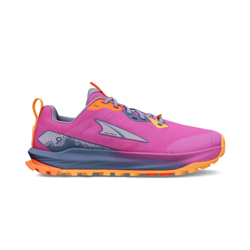 נעלי הריצה בשטח Altra Luna Peak 9+ לנשים (LONE PEAK 9+ RASPBERRY) מתאפיינות בסוליה עמידה, בעיצוב נמוך ובצבעים עזים של ורוד-סגול-כתום — אידיאליות לריצות מלאות סטייל בשטח קשה.