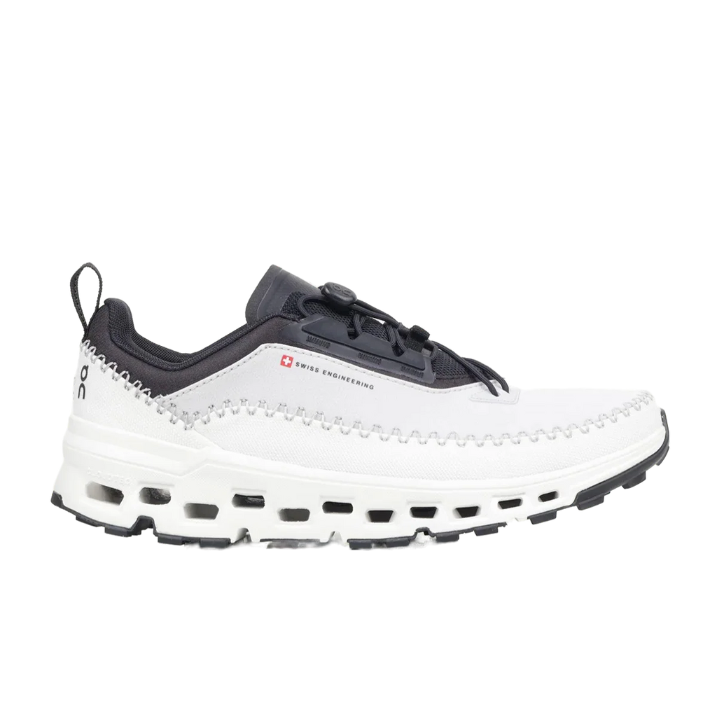 נעלי הספורט On Cloud Cloudaway 2 3ME30051430 Black/Ivory לגברים הן נעלי ספורט בשחור ולבן בעלות מראה זורם ופתחי אוורור בסוליה — אידיאליות כנעלי נסיעות או כנעלי לייף סטייל.