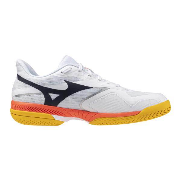 Mizuno WAVE EXCEED COURT AC 61GA251860 הוא נעל ספורט לבנה מבית Mizuno, עם נגיעות של שחור וכתום וסוליה מרקמת בצבע צהוב, המוצגת מהצד על רקע אחיד.