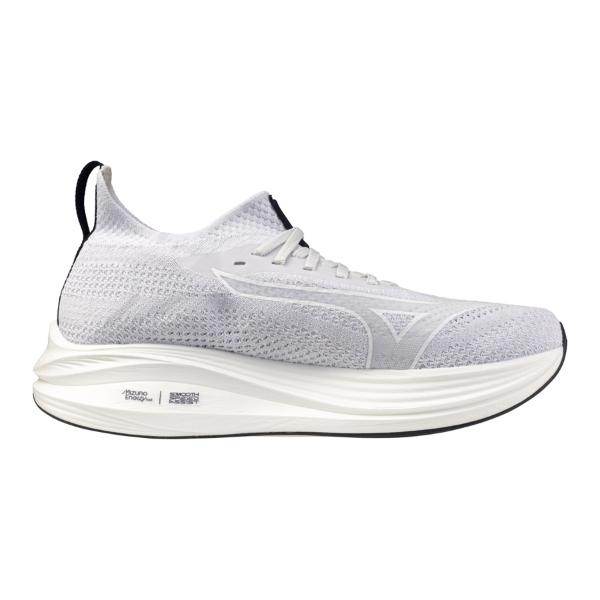 נעלי הריצה MIZUNO NEO ZEN J1GC258652 של Mizuno כוללות גפה עליונה סרוגה בצבע לבן, סוליה מרופדת ולוגו צדדי אלגנטי. נעלי ריצה ספורטיביות מושלמות לגברים המחפשים נוחות וסגנון.