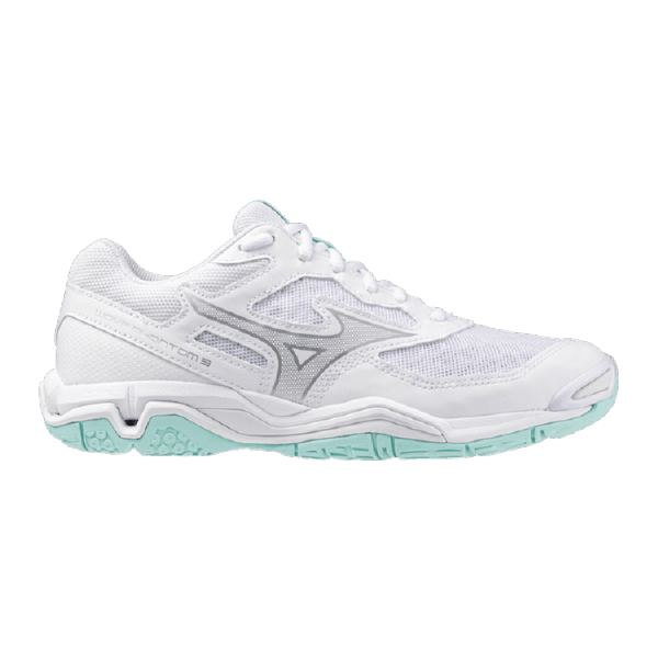 נעלי כדורעף/כדוריד לבנות לנשים Mizuno WAVE PHANTOM 3 X1GB226040 עם רשת ופרטים סינתטיים, נגיעות סוליה בצבע תכלת וסגירת שרוכים — משלבות סגנון וביצועים עבור ספורטאים.