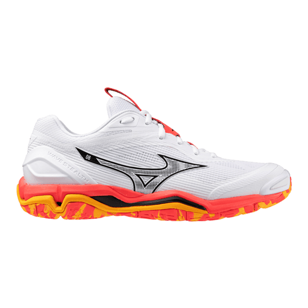 Mizuno WAVE STEALTH 6 X1GA243098 הוא נעל ספורט לבנה לגברים עם לוגו Mizuno שחור, חלק עליון מרשת וסוליה עבה עם דוגמה כתומה-צהובה.