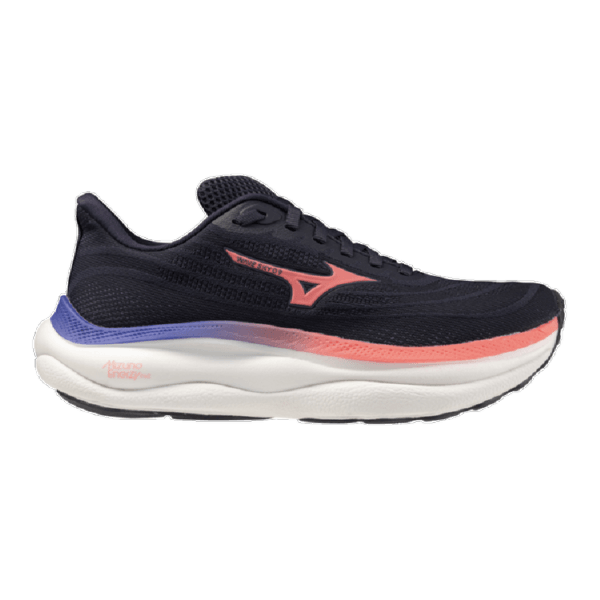 נעלי הריצה Mizuno WAVE SKY 9 Odyssey Gray J1GD250221 הן נעלי ריצה ספורטיביות עם גפה עליונה מרשת Odyssey Gray וסוליה לבנה מבית Mizuno, אידיאליות לנשים. מוצגות על רקע לבן חלק.