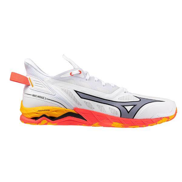 ה- Mizuno WAVE MIRAGE 5 X1GA235098 הן נעלי כדורעף/כדוריד מיזונו לגברים מסוגננות בצבע לבן עם נגיעות של שחור, כתום, צהוב ואדום, בתוספת לשונית אחורית בעקב — אידיאליות למשחק דינמי על המגרש.