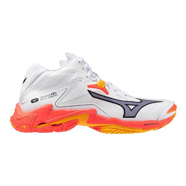 Mizuno WAVE LIGHTNING Z8 MID V1GA240598 הוא נעל ספורט לבנה לגברים עם סוליה בצבע כתום-צהוב, לוגו שחור וקשירת שרוכים צהובה, המוצגת על רקע חלק. מותג: Mizuno.