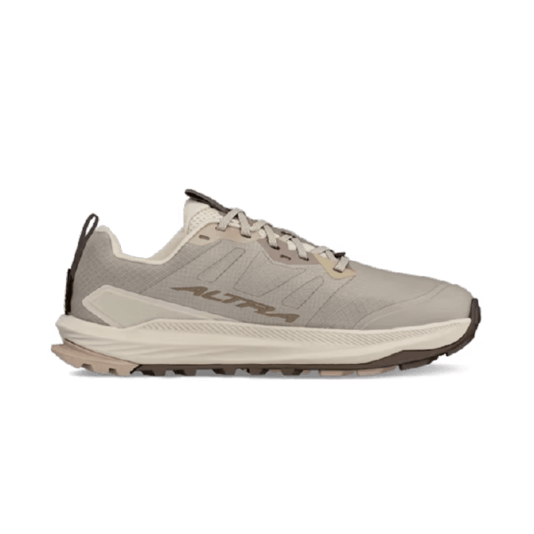 ה-Altra LONE PEAK 9+ A0A85RH923, נעל ריצה אתלטית בצבע בז' וטאופ עם סוליה מרקמת ולוגו "Altra", מוצגת בפרופיל צדדי על רקע לבן.