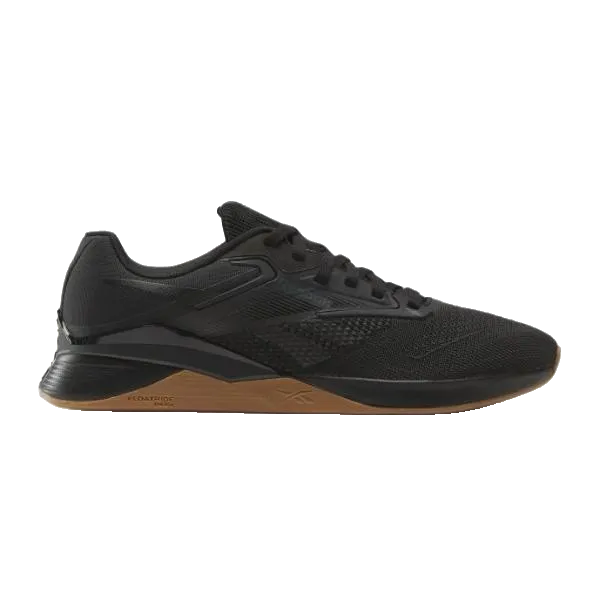 נעלי ספורט שחורות מדגם Reebok Nano X4 (נעלי ריבוק נאנו איקס 4 לגברים REEBOK NANO X4 BLACK UNISEX 100074185) עם חלק עליון מרשת, שרוכים שחורים וסוליה חומה, מוצגות במבט צדדי על רקע לבן — אידיאליות לאימונים פונקציונליים.