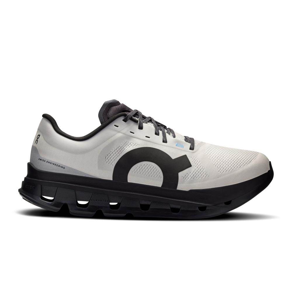 נעל הריצה On Cloudflow 5 GlacierBlack (3MF30760117) לגברים מבית On Cloud כוללת גפה אפורה, סוליה שחורה ולוגו שחור גדול בצד, כולם על רקע לבן.