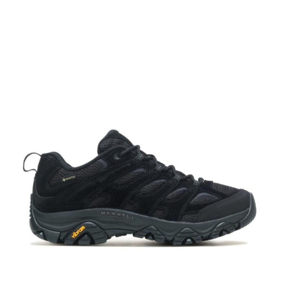 נעלי טיולים מירל מואב 3 נגד מים לגברים Merrell MOAB 3 GTX J500299 שחורות עם סוליית Vibram עמידה, גפה רשת וזמש ותווית GORE-TEX, מוצגות בפרופיל צד על רקע לבן. אידיאליות למטיילים.