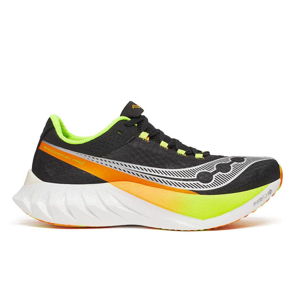 נעל ריצה לגברים Saucony ENDORPHIN PRO 4 (S20939-343), המוצגת בפרופיל צדדי, בעיצוב שחור, לבן וצהוב ניאון עם נגיעות כתומות וסוליה עבה ומפוסלת.