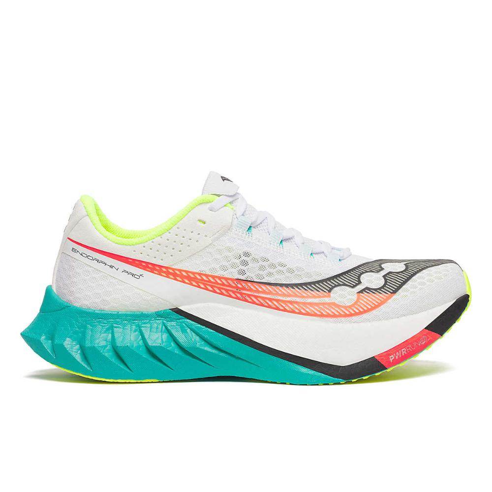 Saucony ENDORPHIN PRO 4 S20939-97 הוא נעל ריצה לגברים בצבע לבן עם סוליה בצבע טורקיז וצהוב, בטנה בצבע צהוב ניאון ופרטים בצבע כתום בצדדים ובסוליה האמצעית.
