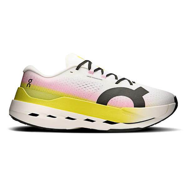 נעלי ריצה מקצועיות On Cloud Cloudboom Max 3MF30314229 Lime/Raspberry משלבות עיצוב ספורטיבי בלבן עם נגיעות ורוד וצהוב, שרוכים שחורים ולוגו "O" מודגש—מושלמות לריצות מקצועיות.