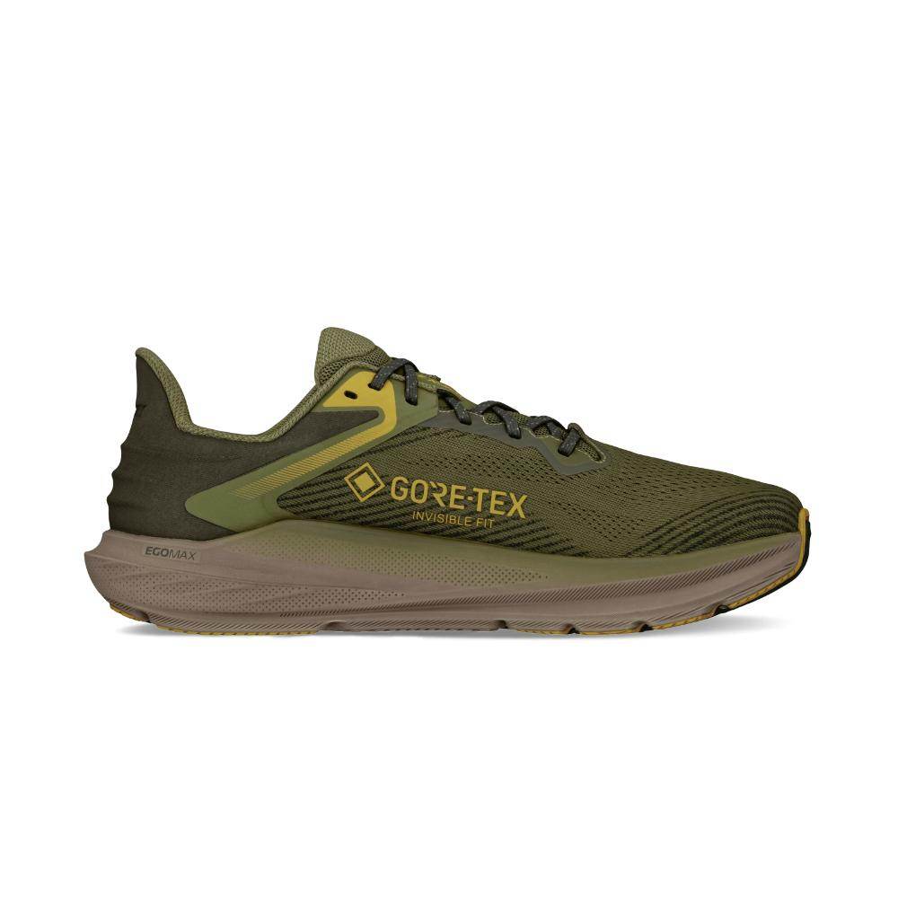 ה-Altra TORIN 8 GTX A0A85QG315 מבית Altra הוא נעל ריצה לשטח בצבע ירוק זית עם שרוכים שחורים, נגיעות צהובות, הכיתוב "GORE-TEX INVISIBLE FIT" בצד וסוליה עבה בצבע בז'.