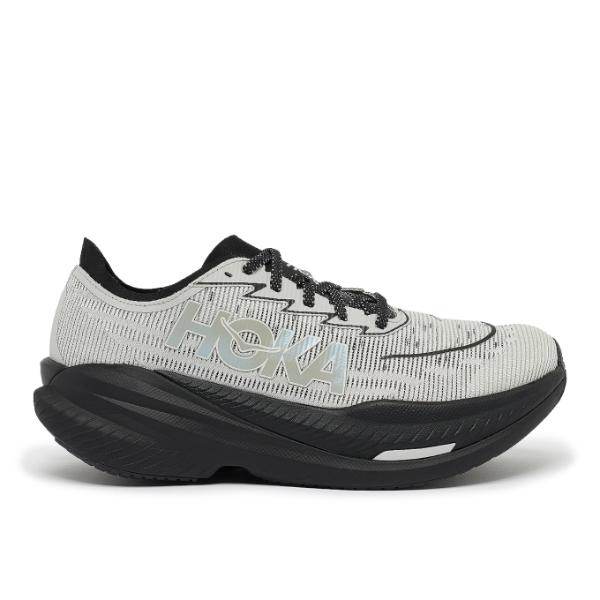 נעלי ריצה הוקה מאך איקס 2 לנשים Hoka MACH X 2 U 1169610/BKSTR בגווני אפור ושחור, עם סוליה מרופדת ועבה ולוגו HOKA בצד—בחירה אידיאלית לנשים.