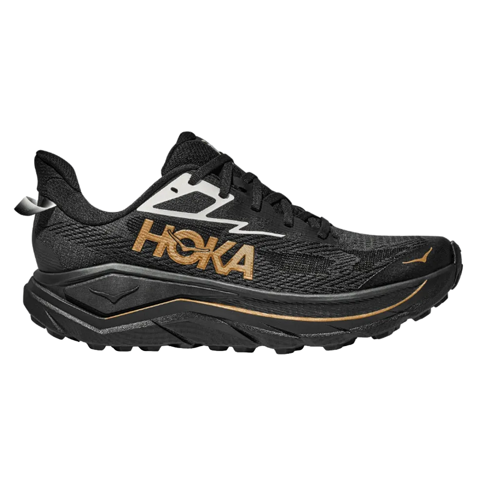 נעלי ריצת שטח הוקה צ'אלנג'ר 8 HOKA CHALLENGER 8 של HokaA, דגם 1168716/BKGD, בצבע שחור עם זהב, סוליה עבה ומרופדת, מתאימות כריצה היברידית או לריצת שטח. מוצגות בפרופיל צד על רקע לבן.