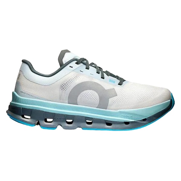 נעלי On Cloudflow 5 לנשים מבית On Cloud, בצבע אפור בהיר וטורקיז (Arctic/Stone), עם סוליה עבה ומפוצלת ולוגו "O" בולט, לנוחות וביצועים מרשימים בריצה.