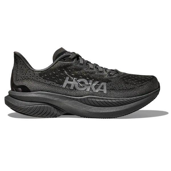 מבט צדדי על נעל הריצה Hoka Mach 6 לגברים (Hoka 1147790/BBLC MACH 6 BLACK) עם גפה עליונה מרשת, סגירת שרוכים, סוליה מרופדת ועבה ולוגו Hoka בולט. נעלי ריצה הוקה מאך 6 לגברים.
