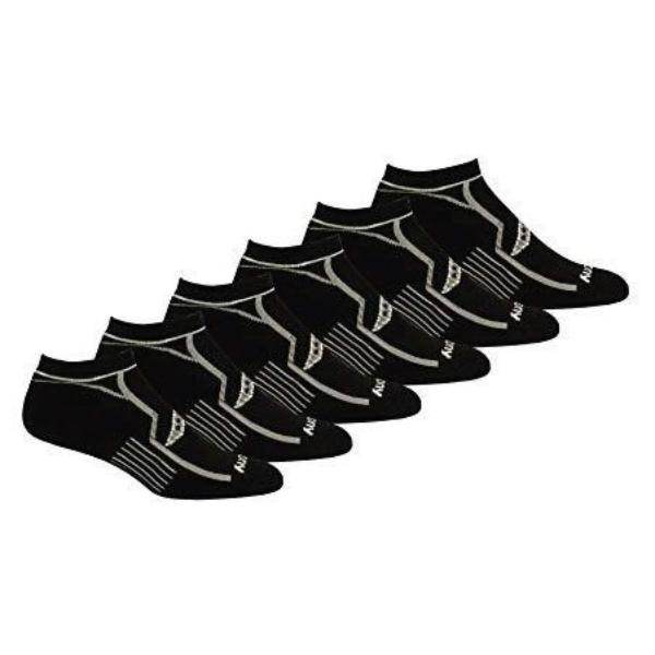 שש זוגות גרבי ריצה שחורים לגברים של Saucony (Saucony Socks E08680-001 6PK Black) מסודרים זה לצד זה על רקע לבן.