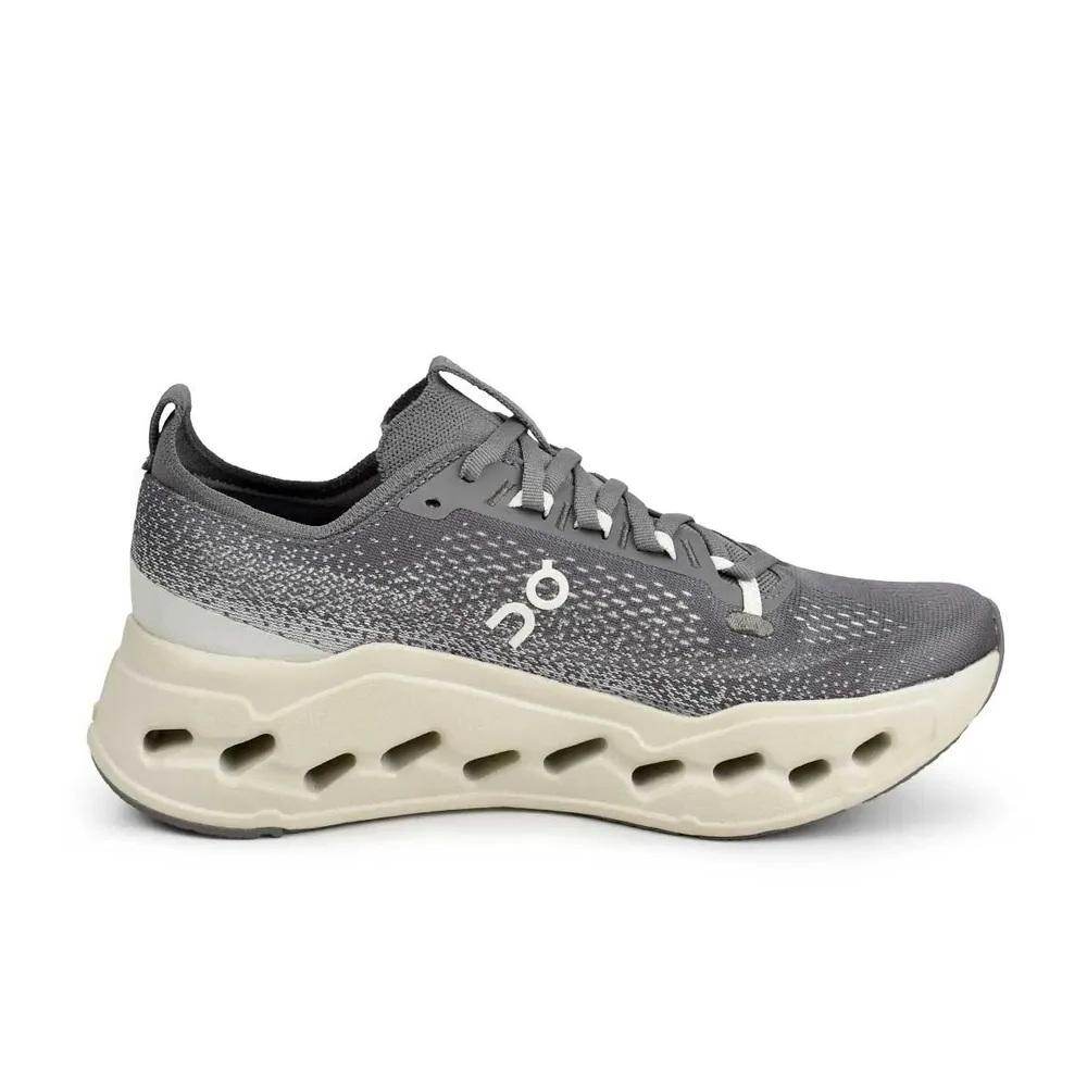 On Cloud Cloudsurfer Max M AsphaltIce 3MF30433396 הוא נעל ספורט אפור לגברים מבית On Cloud, עם סוליה לבנה ועבה מאווררת, לוגו עדין בצד, המוצגת בתצוגה פרופילית.