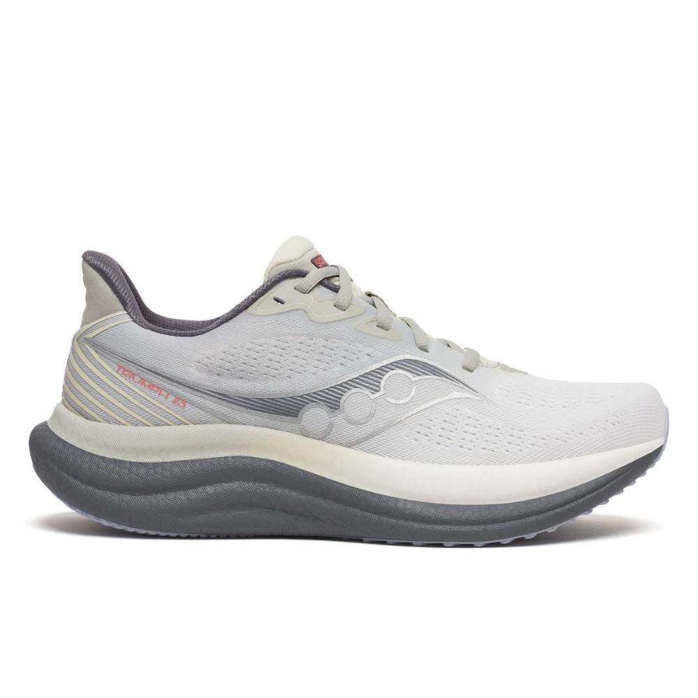 Saucony Triumph 23 Wide (S21024-505) הוא נעל ריצה לגברים בצבע אפור בהיר עם סוליה עבה בצבע אפור כהה ולוגו עדין בצד.