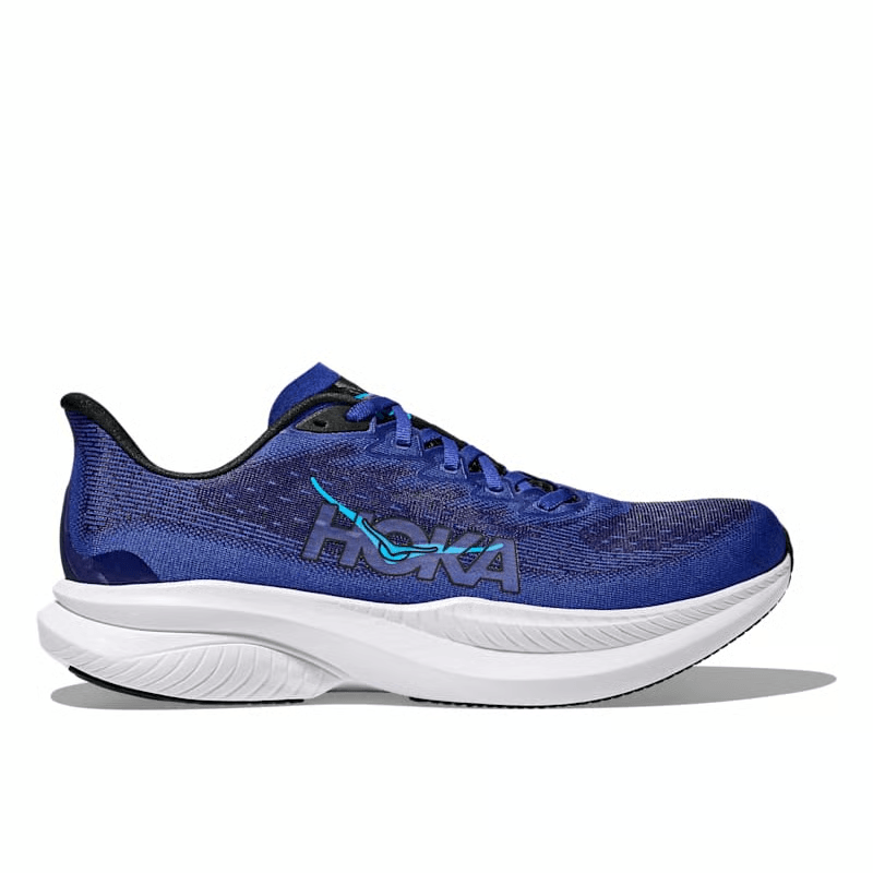 נעלי ריצה הוקה מאך 6 לגברים Hoka MACH 6 1147790/BNGH של Hoka בגוון כחול עם נגיעות שחור, עליונית רשת וסוליה עבה לבנה—מוצגות בפרופיל שמאלי על רקע לבן. אידיאלי לריצות גברים.