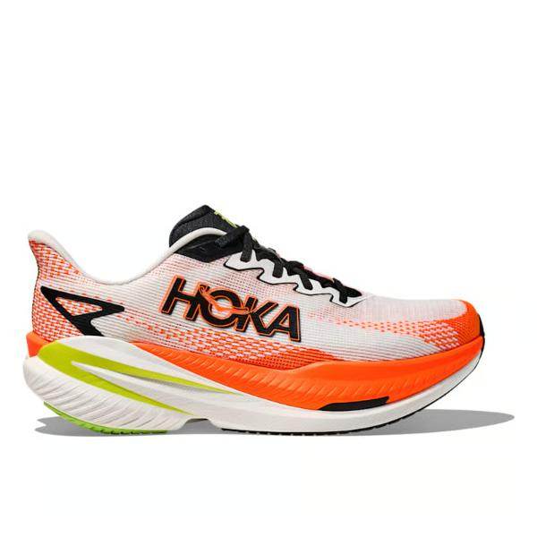 מבט צדדי על נעל הריצה לגברים Hoka MACH X 3 (1168720/WNG WHITE/NEON) בצבעים לבן, כתום וצהוב ניאון עם נגיעות שחורות וסוליה מרופדת ועבה.