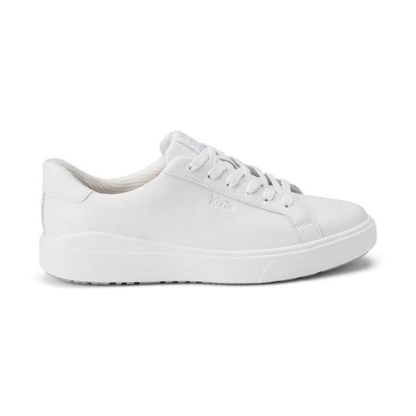 נעלי הסניקרס Kizik KIZ190W-100 Women's Vegas 2-WHITE של AroSport הן נעלי סניקרס נמוכות בצבע לבן חלק עם שרוכים לבנים וסוליה מגומי, המוצגות בפרופיל צדדי על רקע לבן.