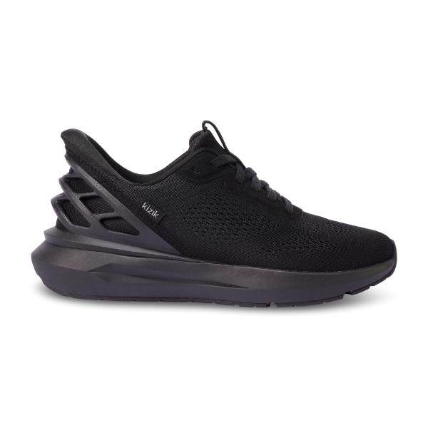 ה-Kizik KIZ100M-060 Men's Athens 2-BLACK הוא נעל ספורט שחורה עם גפה עליונה מרשת, סגירת שרוכים ועקב מעוצב ומחוספס, בהשראת העיצוב האופייני לקולקציית Athens 2 של Kizik.
