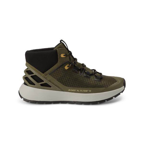 נעלי הליכה גבוהות קיזיק לגברים Kizik KIZ170M-DOA11 Wasatch Mid-OLIVE בירוק זית ושחור, עם סוליה עבה לבנה, שרוכים שחורים וחורי שרוכים זהובים, מוצגות בפרופיל צד על רקע לבן.
