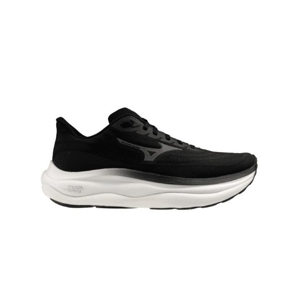 ה-Mizuno WAVE SKY 9 Black J1GC250202—נעלי ריצה מיזונו סקאי 9 לגברים—הוא נעל ריצה שחורה עם סוליה מרופדת לבנה ולוגו כסוף, המוצגת על רקע לבן חלק.