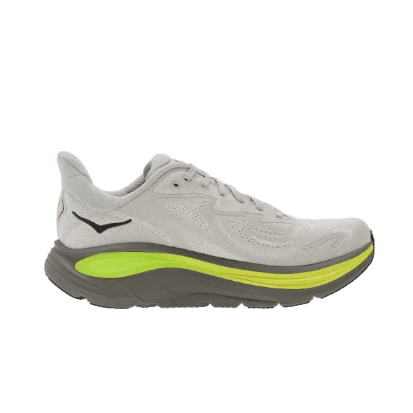 נעל ריצה לגברים Hoka CLIFTON 10 בצבע אפור בהיר (1162030/SRDST STARDUST/ASTEROID) עם סוליה עבה, לוגו שחור, נגיעה של ירוק ניאון מעל סוליה אפור כהה, מוצגת בפרופיל צדדי על רקע אחיד.