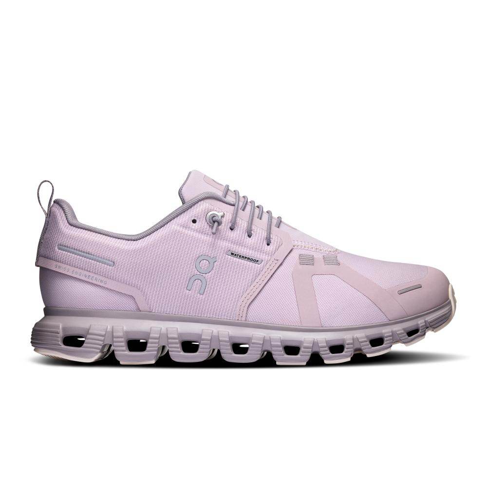 ה-On Cloud Cloud 6 OrchidFade (3WF10064296) מבית On Cloud הן נעלי ריצה לנשים בצבע סגול בהיר, עם חלק עליון מרשת, סגירת שרוכים וסוליה מרופדת ייחודית — אידיאליות לחובבות סדרת On Cloud 6.