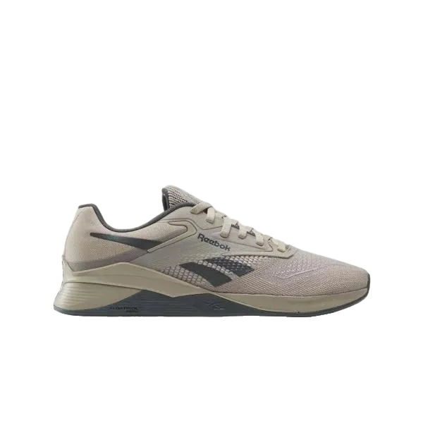נעלי ריבוק נאנו איקס 4 לגברים (REEBOK NANO X4 ASH UNISEX 100074303) בצבע בז', סוליה ולוגו שחורים, מושלמות לאימון פונקציונלי, מוצגות מהצד על רקע לבן.